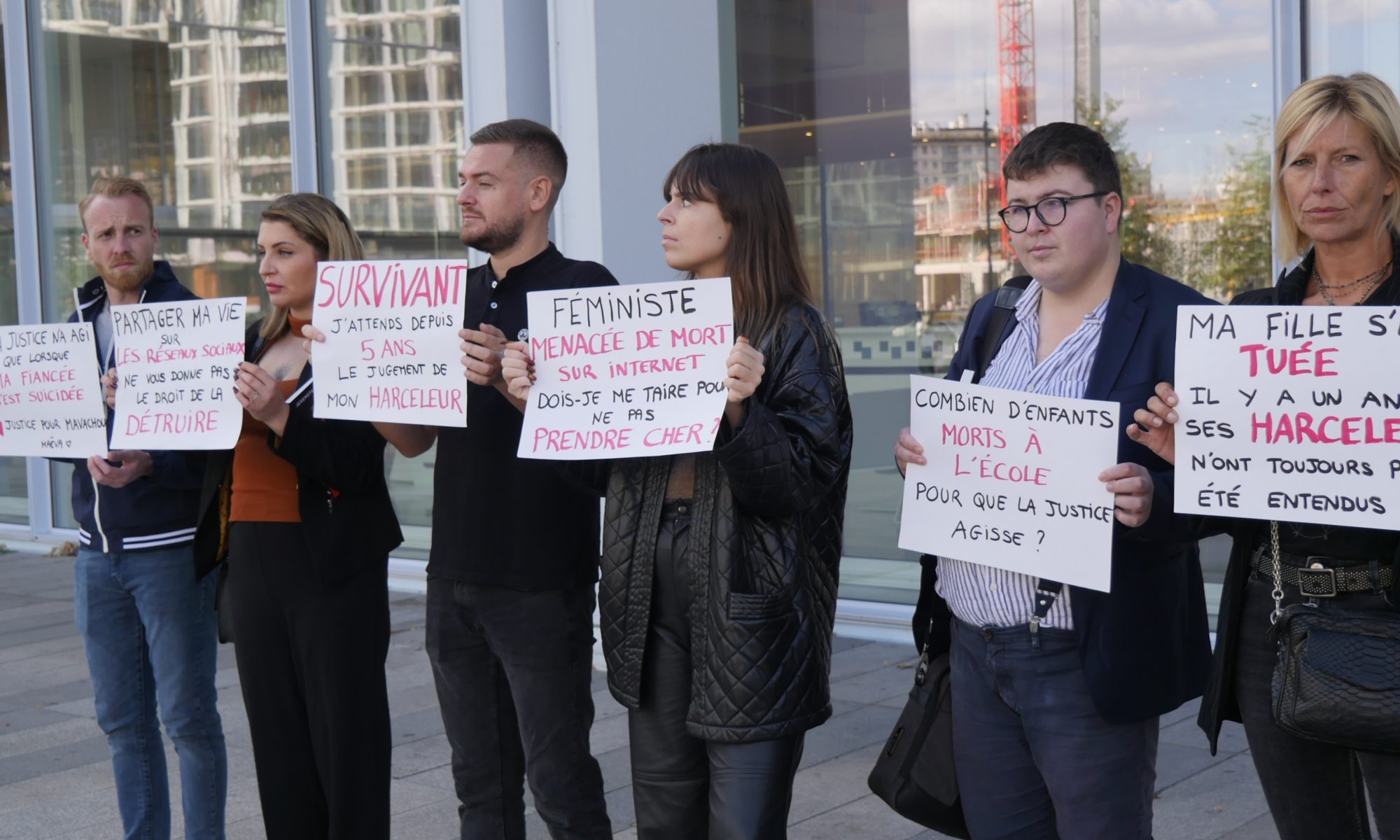 Jeremstar en action militante devant le Tribunal de Paris